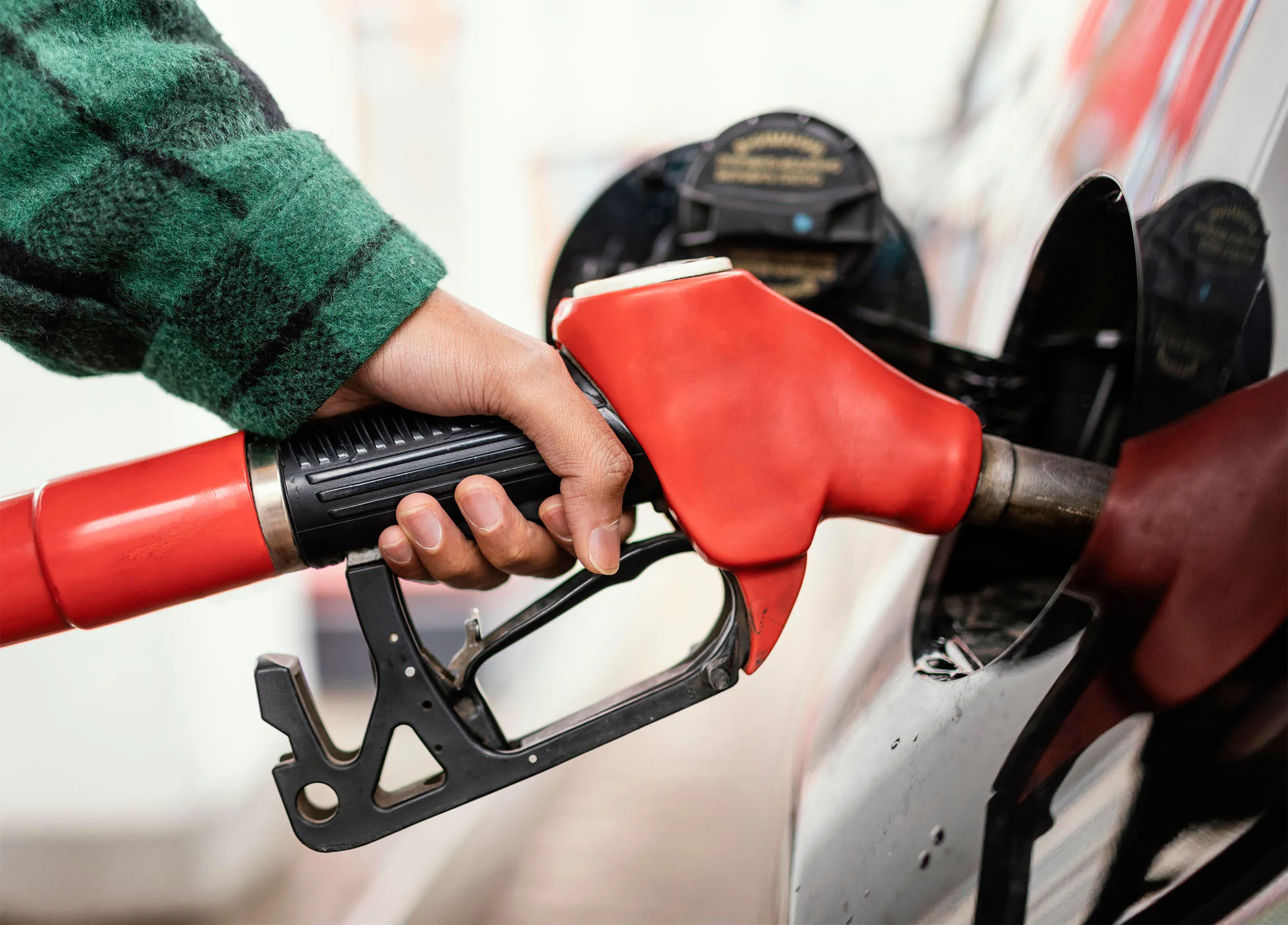 Automobiliste faisant le plein de carburant